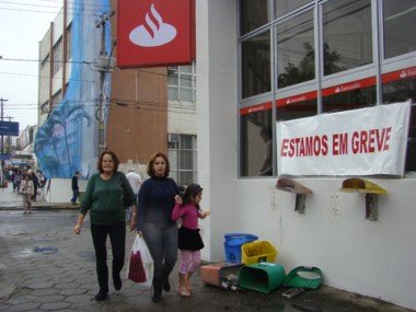 provavel-fim-da-greve-bancos-devem-reabrir-hoje-1 Agências bancárias de Tubarão estão em greve há 12 dias.
