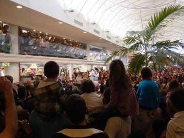 Shopping: Robô reúne multidão