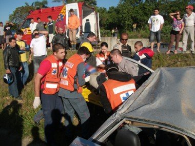 Acidente grave: Bombeiros salvam mais uma vítima na BR-101