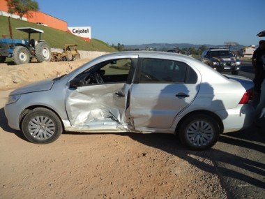 Acidente na 101: Dois ficam feridos após acidente em pista duplicada