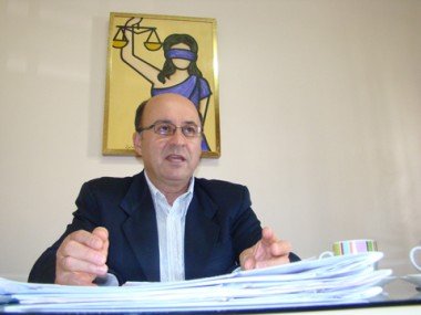 adolescente-denuncia-incesto-1 Mesmo com a pilha de inquéritos na mesa do delegado Jair Tártari, o caso da morte do bebê estuprado pelo padrasto é prioridade para a polícia.