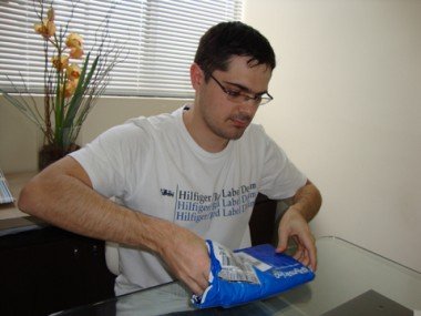 economia-virtual-vendas-pela-internet-crescem-1 Matheus abre as compras que chegaram nesta sexta-feira. Ele já comprou mais de 180 DVDs pela internet.