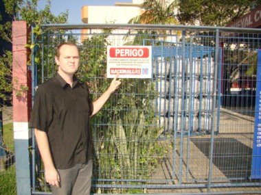 gas-de-cozinha-bombeiros-fiscalizarao-revendas-1 O gerente Matheus Hemkemeier Buss mostra a placa de aviso: é obrigatória a fixação em revendas, mas muitos locais descumprem