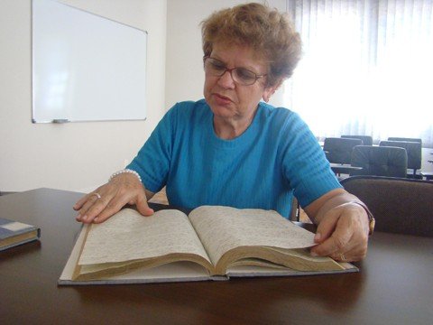 livros-preservam-registros-de-escravos-1 A escrituária Terezinha cuida dos registros de batismo e casamentos há 30 anos.