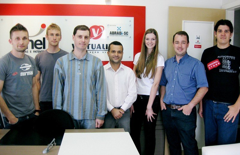 notisul-lanca-novo-site-1 Equipes da Virtualiza e do Notisul acertaram os últimos detalhes para o site ir ao ar na semana passada. Da esquerda para a direita: Fábio Fermo, Sérgio Hentz, Luciano Joarez Morais, Cristiano Carrador, Patrícia Loch, Silvio Caetano e Edgar Ronchi.