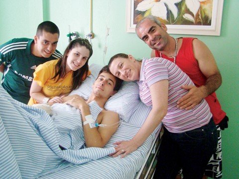 o-maior-presente-que-uma-familia-poderia-receber-1 Hallison conta com o apoio incondicional de sua família. Ele pode receber no Natal. Da esquerda para a direita: o cunhado Felipe de Oliveira Fernandes, a namorada Indara, Hallison, a mãe Izabel e o padrasto Fabrício Martins Fernandes.