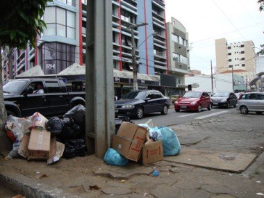 organizacao-lixo-deve-ser-depositado-apos-as-22-horas-1 Campanha quer evitar exatamente este tipo de situação no centro.