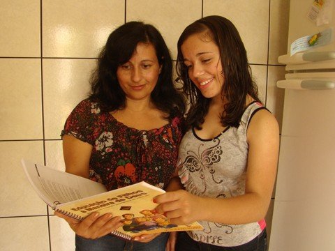 pais-vao-para-a-sala-de-aula-1 Vorli e Camila já tinham um bom relacionamento, mas o interesse da mãe em atualizar-se fez com as duas passassem a compreender melhor uma a outra.