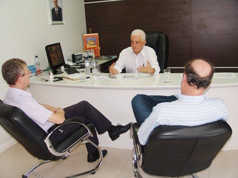 seminario-sobre-o-tema-comeca-a-ser-planejado-1 O prefeito em exercício, João Batista de Andrade (PSDB), conversa com o presidente da Area-TB, Thomaz Moojen (E), e o vice-presidente da entidade, Ney Francalacci Bittencourt Filho (D), sobre a organização do seminário sobre a enchente de 74.