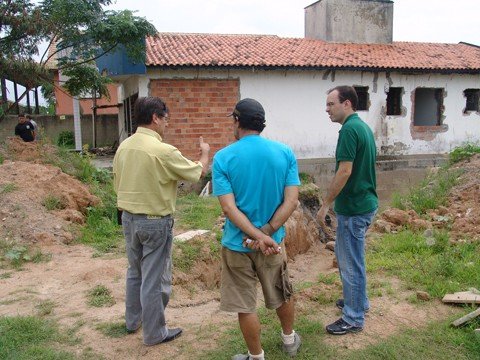ano-de-muitas-obras-1 Secretários Nilton de Campos (E) e Roger Augusto (D) foram conferir os trabalhos na unidade de saúde do Campestre ontem