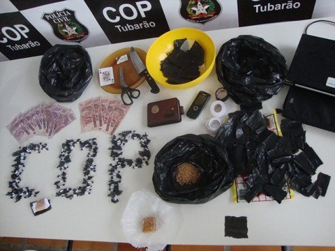 apreendidas-800-pedras-de-crack-1 Além das drogas, foram apreendidos R$ 100,00 na residência em Humaitá de Cima