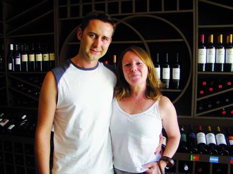 crescem-as-compras-de-importados-1 Proprietário de uma loja de vinhos, Eurico Alves de Oliveira e a gerente Sueli Ferreri alertam que os preços vão subir.