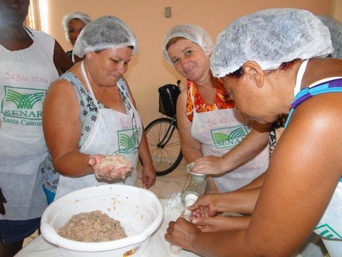 curso-de-embutidos-e-defumados-e-promovido-1 Quinze mulheres de Capivari de Baixo aprenderam as técnicas de produção de embutidos e defumados. Novo curso já começou