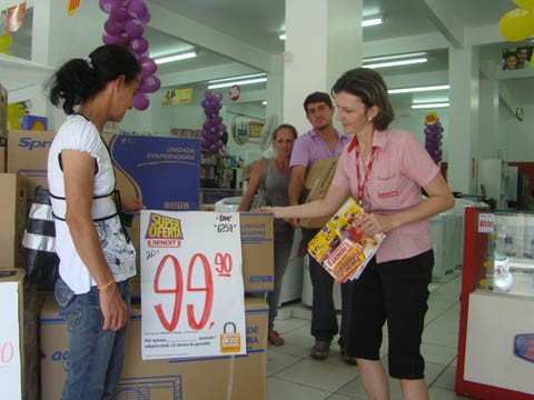demanda-cresce-durante-o-verao-1 A temporada não é tão quente quanto a de 2010, mas as vendas de ar-condicionado cresceram 20%. Na foto, Sueli atende uma cliente