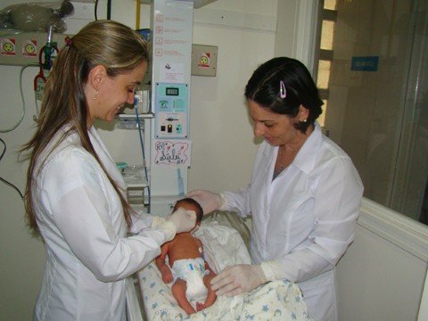 hnsc-conta-com-servico-especializado-1 As fonaudiólogas Daniela (E) e Pricila atendem em todos os setores do HNSC
