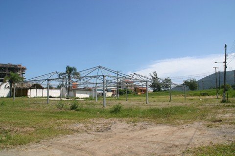 inicia-a-montagem-da-estrutura-1 Infraestrutura do Festival Nacional do Camarão, com oito mil metros quadrados, começou a ser montada no fim de semana.