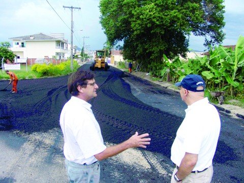 inicia-o-mutirao-da-pavimentacao-1 O prefeito Bertoncini e o secretário de desenvolvimento urbano Nilton de Campos vistoriaram o início das obras na rua Recife
