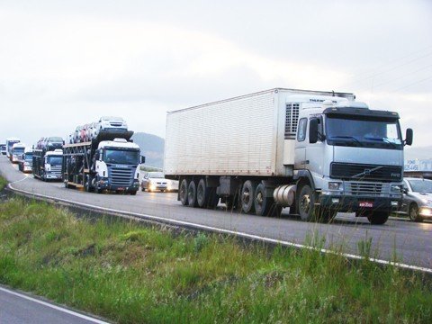 motociclista-morre-ao-bater-em-caminhao-1 Para atravessar a BR-101, as pessoas devem procurar passagens, como a que está na imagem em detalhe. O tráfego grande de veículos torna a travessia muito perigosa