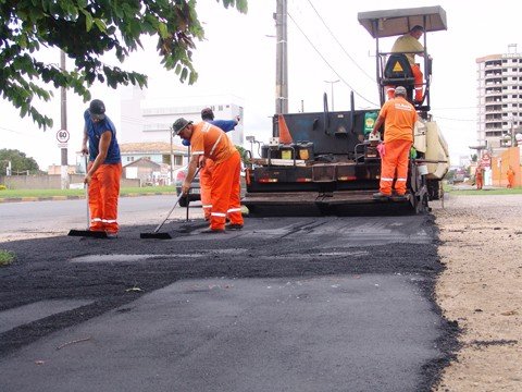 agora-sim-uma-ciclovia-de-verdade-1 Trecho de um quilômetro da ciclovia começou a receber a nova capa asfáltica ontem.