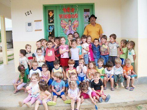 aposentado-vira-contador-de-historias-1 As crianças adoram o vovô Geraldo.