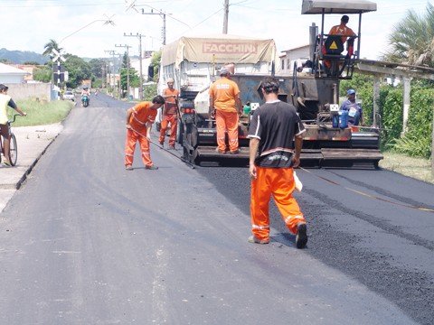 asfaltamento-da-rua-recife-e-concluido-1 Todos os 830 metros da rua Recife receberam uma nova capa asfáltica. O serviço terminou ontem à tarde.