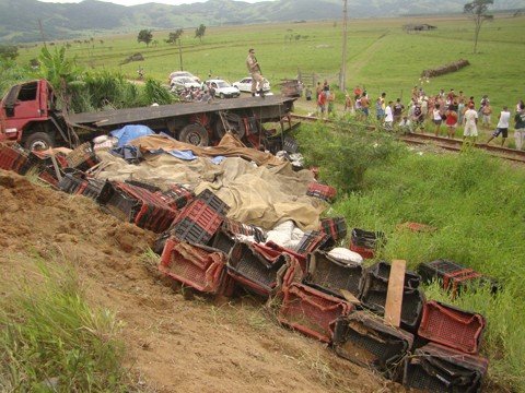 caminhao-cai-em-barranco-da-br-101-1 A Polícia Militar foi acionada para evitar que fossem saqueados os 15 mil quilos de arroz transportados pelo caminhão que tombou na 101.