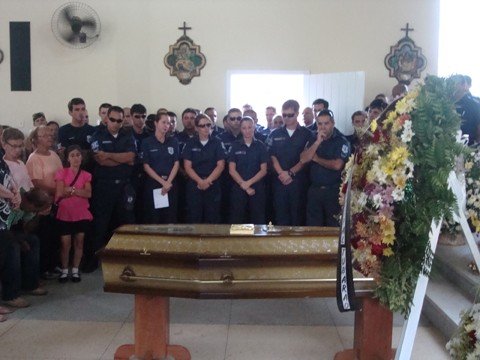 comocao-na-despedida-ao-guarda-municipal-marcelo-silva-1 Representantes de todos os órgãos de segurança participaram da missa de corpo presente.