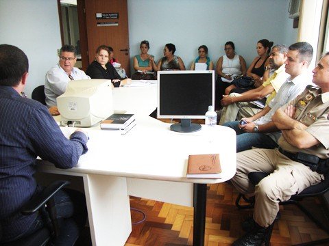 conselho-da-comunidade-sera-reativado-1 Um encontro de diversos segmentos da sociedade com o juiz de execução penal Elleston Canali, no fórum, foi realizado ontem.