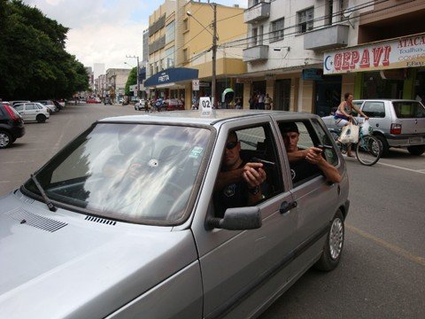 crime-e-reconstituido-1 Guardas municipais participaram da simulação do assassinato de Marcelo. A foto mostra o momento em que os bandidos atiraram.