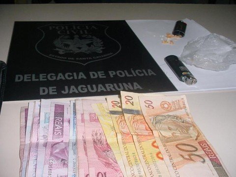dois-homens-sao-presos-com-crack-em-jaguaruna-1 A polícia encontrou dinheiro e pedras de crack escondidas nos isqueiros.