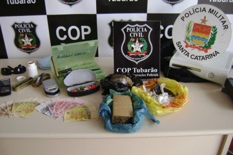 envolvidos-sao-presos-em-tubarao-1 Maconha, cocaína, uma balança de precisão e material para embalar a droga foram apreendidos pela equipe da COP, com apoio da Polícia Militar.