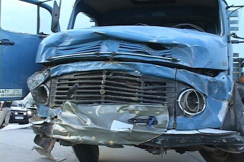 pai-e-filha-morrem-em-acidente-na-br-101-1 O Corolla e o caminhão envolvidos no acidente desta sexta-feira ficaram bastante danificados.