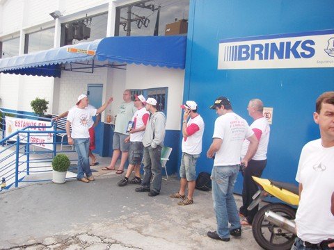 paralisacao-pode-terminar-hoje-1 Trabalhadores da Prosegur e da Brinks estão de braços cruzados desde a manhã de segunda-feira. Greve já reflete no abastecimento de caixas eletrônicos, bancos e outros estabelecimentos comerciais.