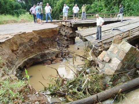 prejuizo-supera-os-r-2-milhoes-1 No Distrito de Pindotiba, a ponte mista cedeu. A secretaria de obras conseguiu garantir a manutenção de uma das pistas.