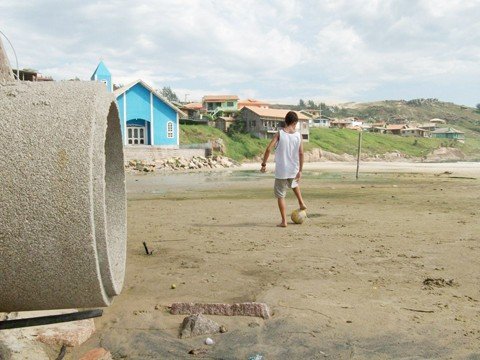 simplesmente-nojento-1 Atualmente, são sete focos de esgoto em uma extensão que não chega a 300 metros. A comunidade protesta por uma solução.