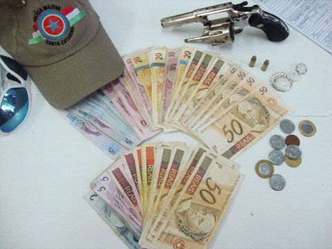 tres-assaltam-loterica-em-tubarao-um-ainda-e-procurado-1 R$ 1,5 mil em dinheiro e a arma usada no assalto, com duas munições intactas, foram apreendidos.