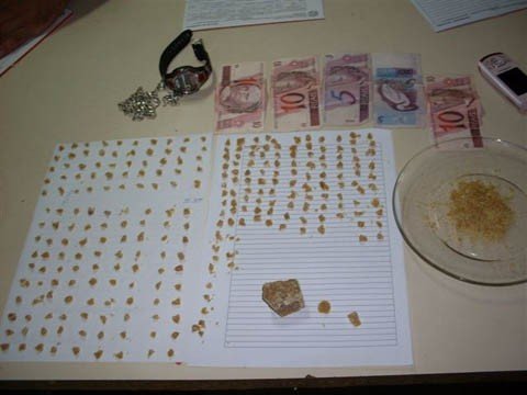 3-pessoas-sao-presas-com-crack-1 As 262 pedras de crack e uma pedra grande de 30 gramas que, picada, renderia mais 300 ‘pedrinhas’, foram encontradas em cima de uma mesa na casa. Se vendidas, renderiam R$ 4 mil