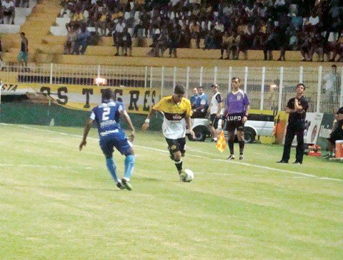 aguia-deixa-escapar-a-vitoria-1 O jogo de ontem à noite ocorreu no Heriberto Hülse, em Criciúma.