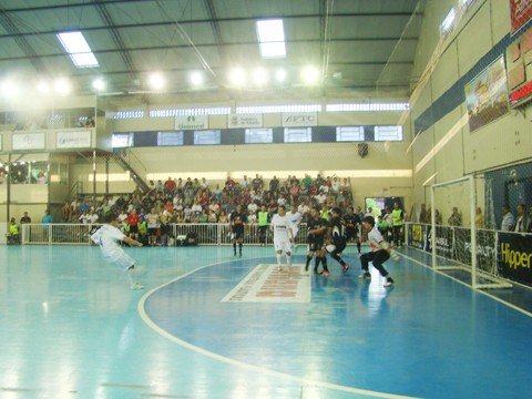 ainda-nao-foi-desta-vez-1 Ariel chuta para marcar o terceiro gol da Hipperfreios/Unisul na partida.