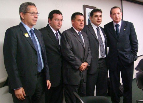 ampliacao-do-acesso-e-debatida-1 Representantes da Santos Brasil, Celso Quintanilha (E) e Caio Morel (C) acompanharam Jeziel Pamato (2º da direita à esquerda) e o deputado Edinho Bez (D) na reunião no Ministério dos Transportes