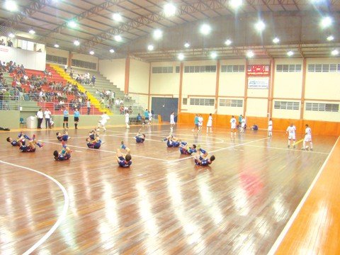 capivari-de-baixo-inaugura-o-maior-ginasio-da-regiao-1 Equipes fazendo aquecimento enquanto os portões eram abertos à população de Capivari.