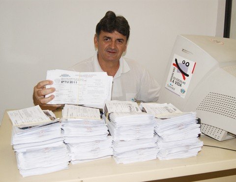carnes-comecam-a-ser-distribuidos-em-gravatal-1 Conforme o gerente de arrecadação e fiscalização da prefeitura de Gravatal, Valcides da Silva Pereira, serão entregues 2.252 carnês do IPTU este ano.