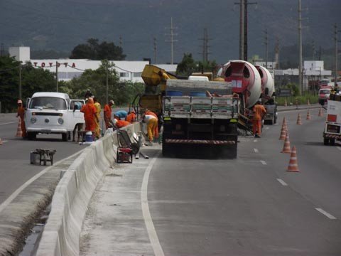 cuidado-homens-na-pista-1 Trabalhos de instalação das barreiras prosseguem hoje, em Tubarão