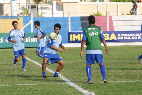 domingo-e-dia-de-decisao-para-aguia-1 Thomás (com a bola) é uma das esperanças de gol da Águia do Litoral