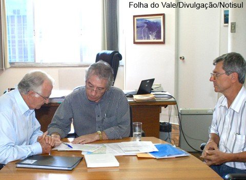 enfim-a-licitacao-1 Geada (esquerda), vereador de Orleans, discutiu aspectos da licitação com presidente do Deinfra, Paulo Meller (centro), e com o representante da prefeitura de Pedras Grandes, Domingos Bardini.