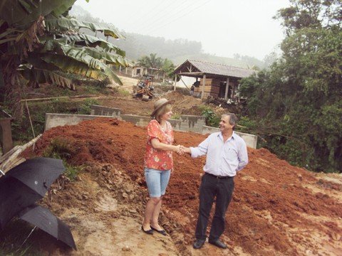 gestores-trabalham-juntos-1 Gestores Leonete Loffi e Jaime Wensing fecham parceria para beneficiar as duas cidades.