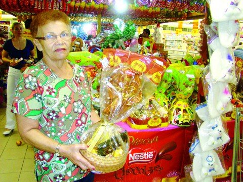 mercados-aumentam-estoque-1 A professora aposentada Maria Edi Rufino já adianta: para economizar, não levará os netos para as compras