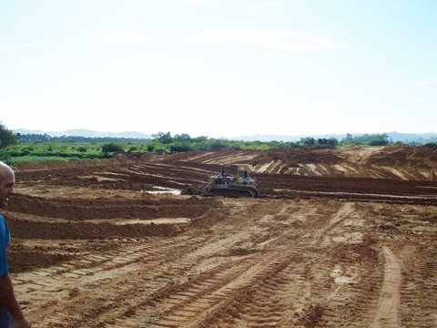 mesmo-sem-repasse-a-obra-prossegue-1 A estrada terá cinco quilômetros. As desapropriações dos terrenos serão pagas pelo governo do estado e custarão R$ 500 mil. A pavimentação custará R$ 18,2 milhões e é paga pela União. A obra do acesso iniciou do aeroporto e segue em direção a BR-101.