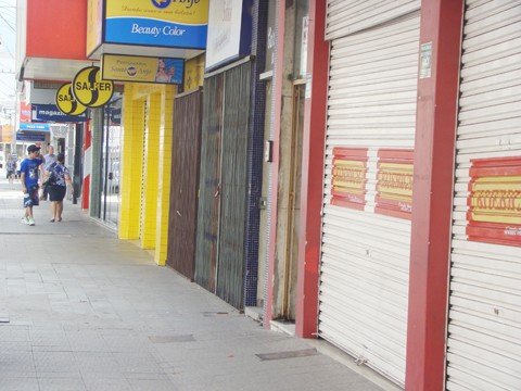 movimento-e-fraco-na-volta-da-folia-1 As ruas vazias, ontem, em Tubarão, não motivou os lojistas. Quem arriscou abrir as portas no período da manhã, fechou na parte da tarde.