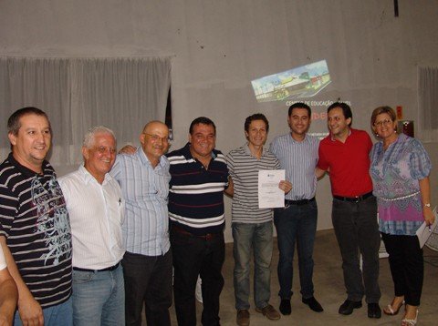 nova-creche-atendera-a-mais-de-200-criancas-1 Todo o projeto da nova creche foi apresentado e explicado aos moradores. A Estrutura será a segunda maior da cidade e deverá ficar pronta já para o início do próximo ano letivo.